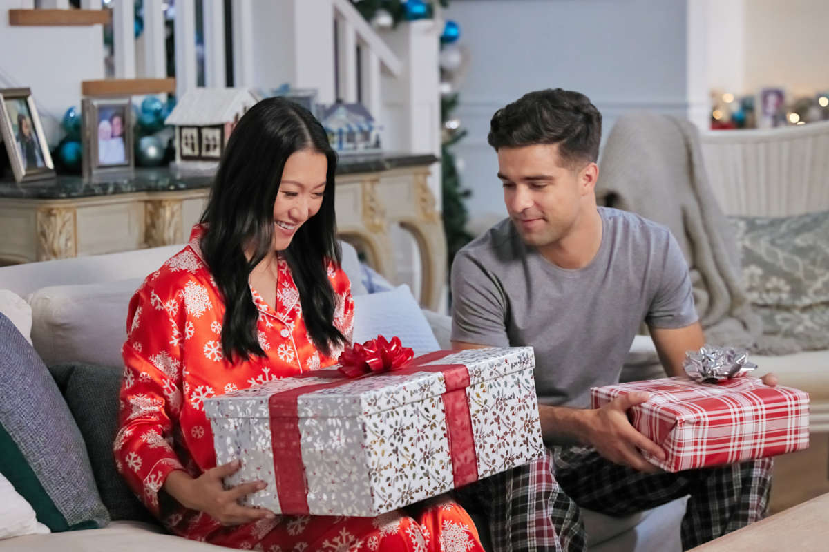 Gingerbread! Santa! Moppets! Here's your 2022 holiday movie guide - NPR News - Vimarsana News
